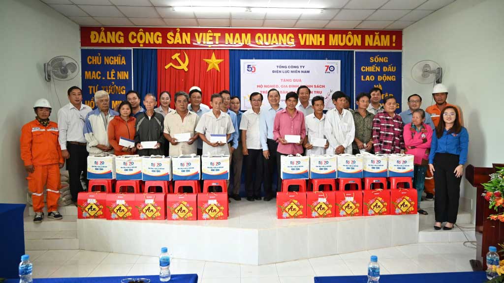 điện lực miền nam tặng xe đạp từ thiện 1