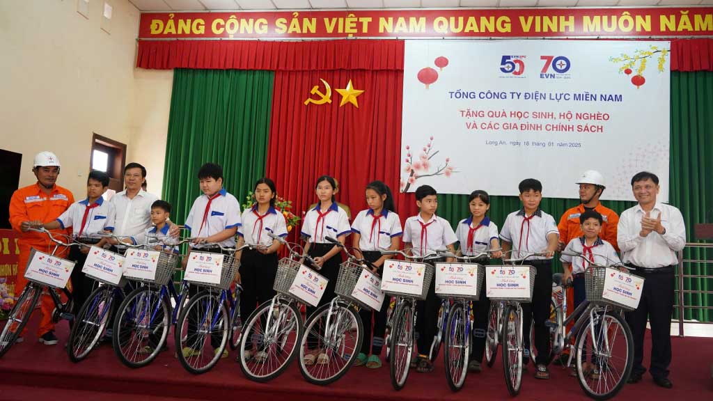 điện lực miền nam tặng xe đạp từ thiện 2