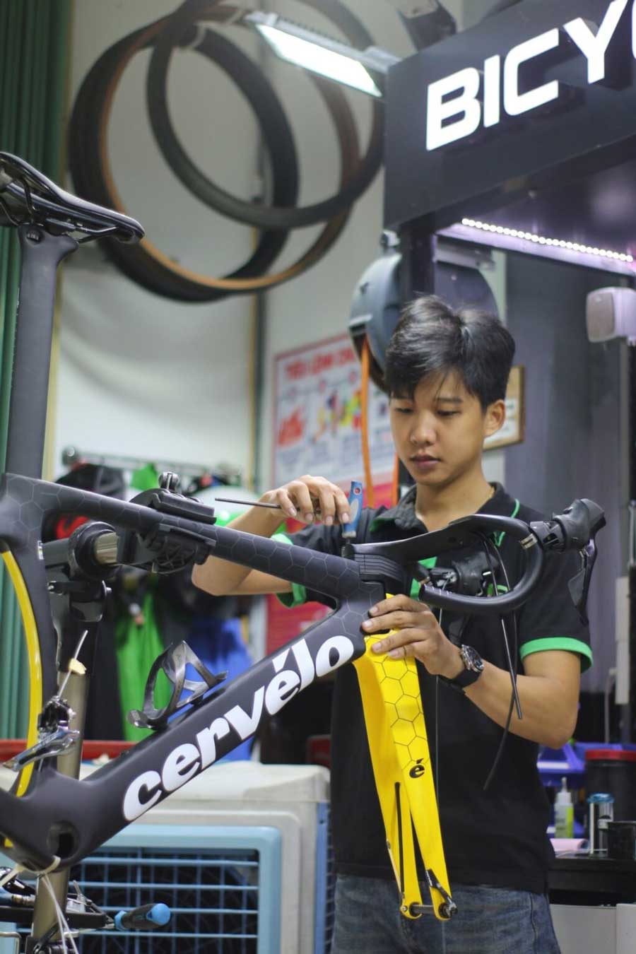 lắp ráp linh kiện tại xưởng xe đạp công nghệ mới