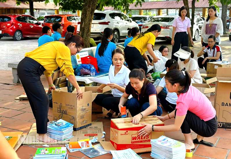Tặng đồ dùng học tập trẻ em khi đi từ thiện