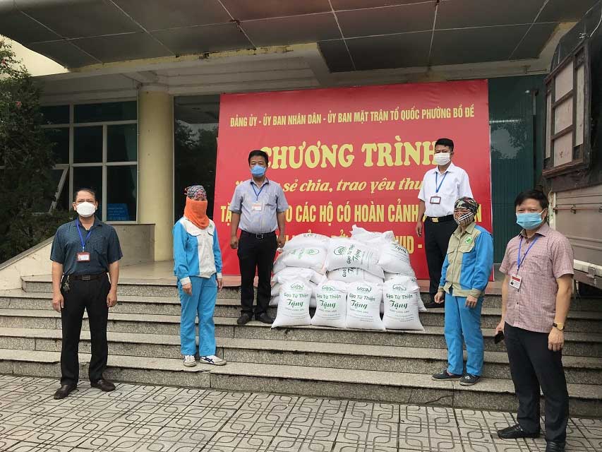 tặng gạo khi đi từ thiện