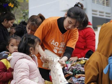 tặng quần áo ấm khi đi từ thiện