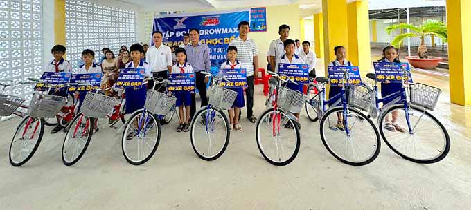 tặng xe đạp thiện nguyện tại cà mau 2