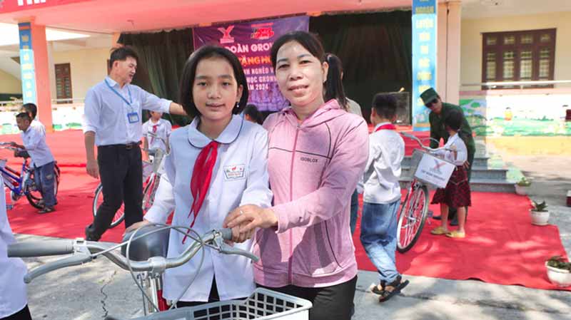 tặng xe đạp từ thiện tại bình ngọc móng cái 2