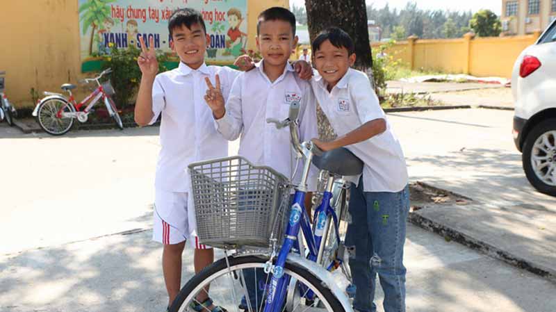 tặng xe đạp từ thiện tại bình ngọc móng cái 3