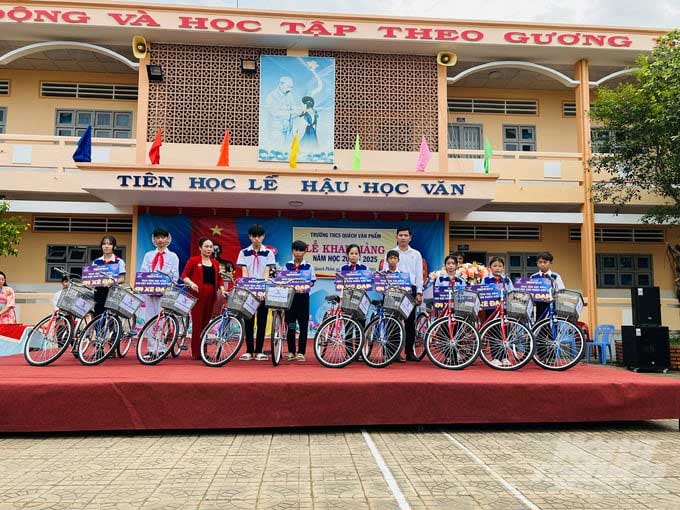 tặng xe đạp từ thiện tại dbscl 1804-10