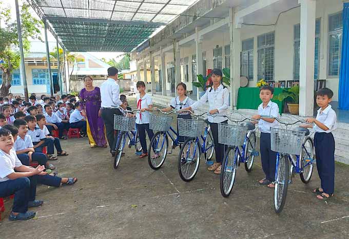 tặng xe đạp từ thiện tại bến tre 2024 2