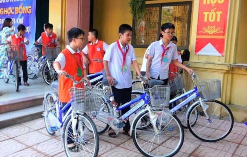 Các em học sinh nhận xe đạp từ thiện