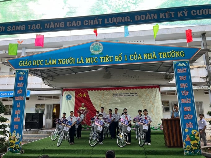tặng xe đạp từ thiện cho trẻ em nghèo dbscl 10