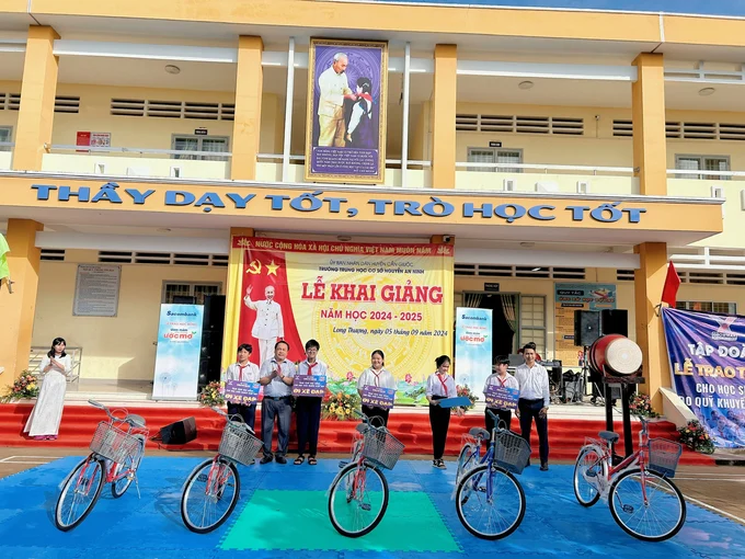 tặng xe đạp từ thiện cho trẻ em nghèo dbscl 2