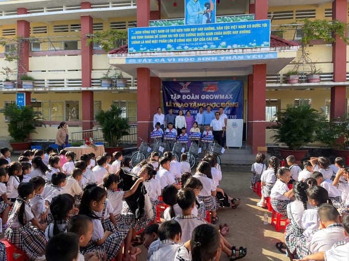 tặng xe đạp từ thiện cho trẻ em nghèo dbscl 3